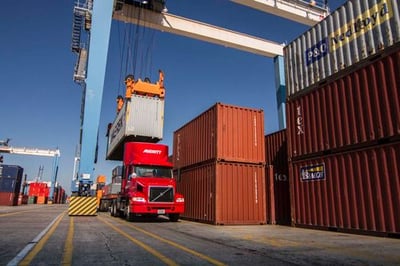 Averitt truck picks up container at the Port of Charleston.